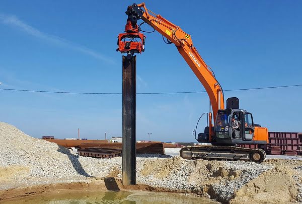 Погружение шпунта Ларсена вибропогружателем на экскаваторе